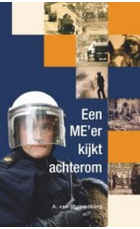 Een me'er kijkt achterom