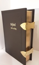 Bijbel met uitleg  bruinleer met sloten