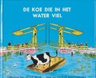 Koe die in het water viel